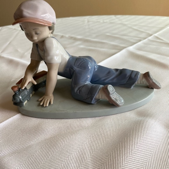 RETIRED 1995 ‘ALL ABOARD LLADRO’ PORCELAIN FIGURINE -Item #01007619 - Picture 2 of 9